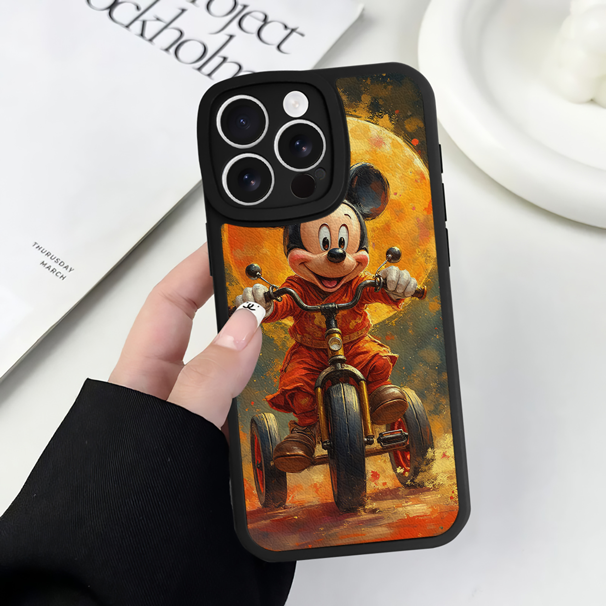 （画像用） ミッキーマウス Mickey Mouse 【iPhone 16シリーズ対応】シリコンスマホケース（レザー調） 材質：シリコン